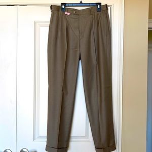 Roundtree & Yorke Easy Care pant, pleats & cuffs, pockets, 34x32 tan